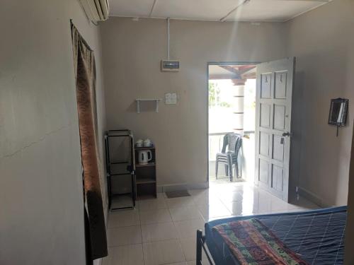 Postel nebo postele na pokoji v ubytování Mersing Chalet Teluk Sisek