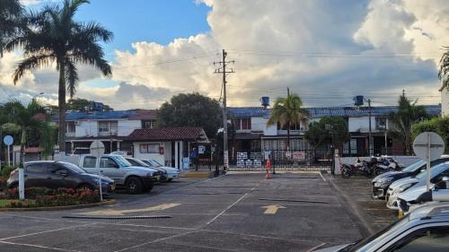 un parcheggio con auto parcheggiate di fronte a un edificio di Casa Amoblada en Conjunto Cerrado a Villavicencio