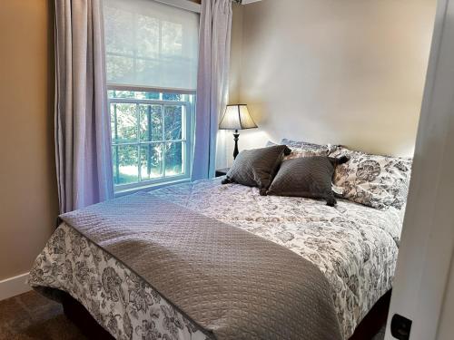 a bedroom with a bed and a window at Fireside Cottage in Jacksonville