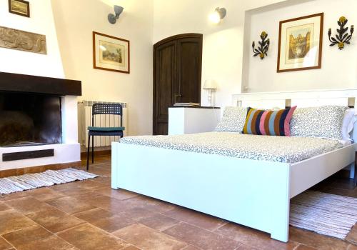 ein Wohnzimmer mit Sofa und Kamin in der Unterkunft Terraces under the Moon in Rom