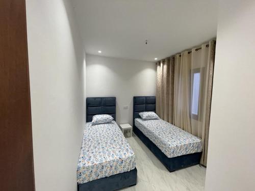 1 Schlafzimmer mit 2 Betten und einem Fenster in der Unterkunft Residence Al-Bahr in Mʼdik