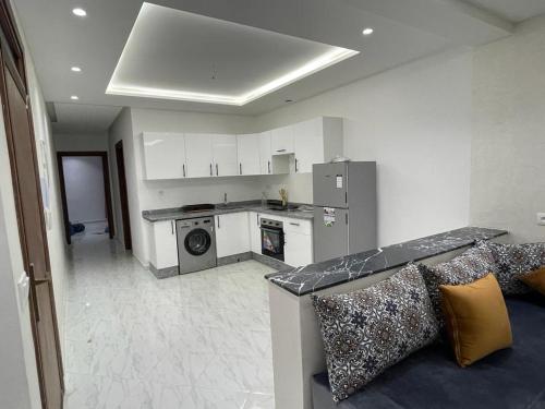 a kitchen with a washing machine in a room at Residence Al-Bahr in M'diq