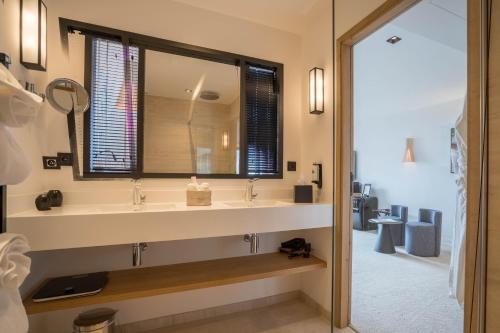Bilik mandi di EDEN HÔTEL