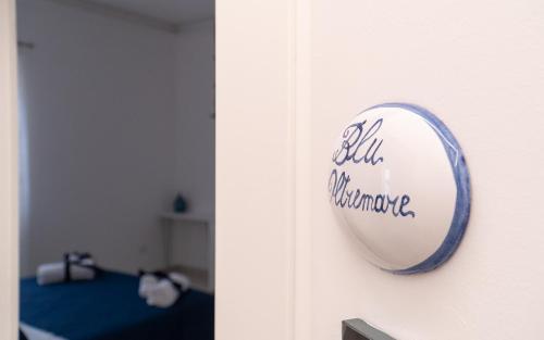 un espejo en una pared junto a un dormitorio en Mareterè en Vietri