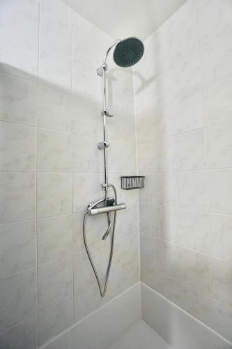 une douche avec pommeau de douche dans une salle de bain dans l'établissement L'Arty, à Lorient