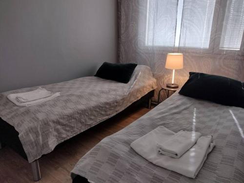 Postel nebo postele na pokoji v ubytování Saunallinen ja ilmastoitu huoneisto