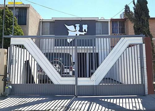 une porte blanche avec un panneau en haut dans l'établissement Depto San Angel 2 planta alta, en Juarez Chih Méx., à Ciudad Juárez