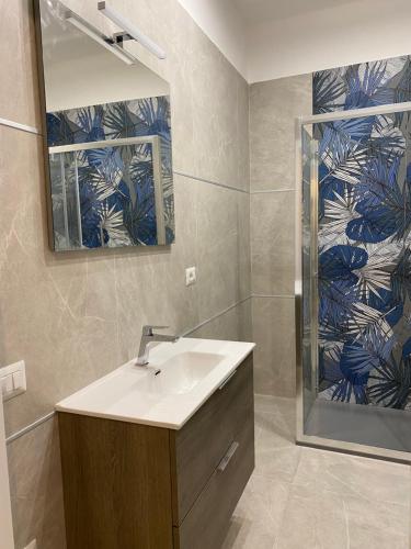 クアルトゥ・サンテーレナにあるLoft Anna d’Este - design & garden -の洗面台と鏡のあるバスルーム