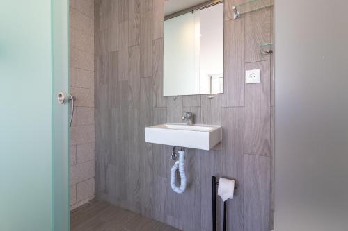 a bathroom with a sink and a mirror at Casa Ayla in Carvoeiro