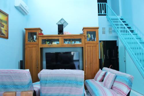 salon z kominkiem i telewizorem w obiekcie KJ Blue House Senggigi w mieście Senggigi