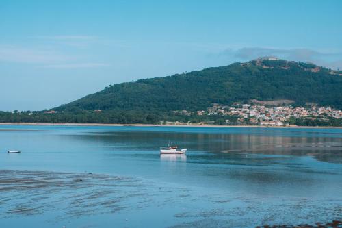 un barco en medio de una gran masa de agua en Just Like Home - Apê do Rio, en Caminha
