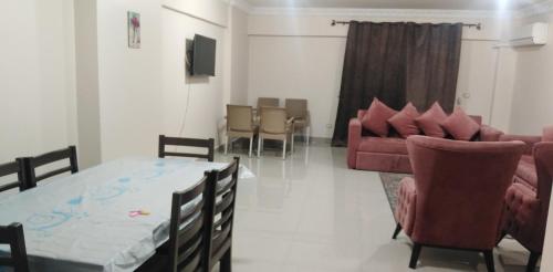 ein Wohnzimmer mit einem Tisch und einem Sofa in der Unterkunft عماره الاطباء in Alexandria