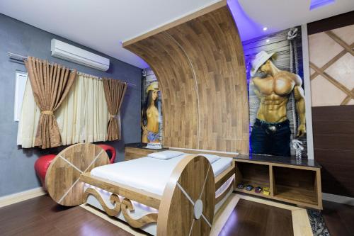 Troia Motel في فوز دو إيغواسو: غرفة نوم بسرير مع اطار خشبي