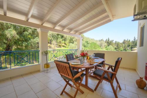 d'une salle à manger avec une table et des chaises sur un balcon. dans l'établissement Delfini Resort, à Agios Georgios Pagon