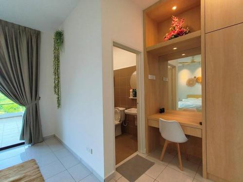 ein Bad mit einem Schreibtisch und einem WC in einem Zimmer in der Unterkunft SecreteGarden627 3 storey 5r4b PartyHome 12-20pax in Malakka