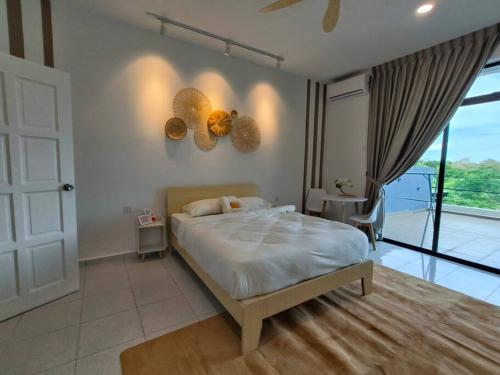 ein Schlafzimmer mit einem Bett und einem großen Fenster in der Unterkunft SecreteGarden627 3 storey 5r4b PartyHome 12-20pax in Malakka