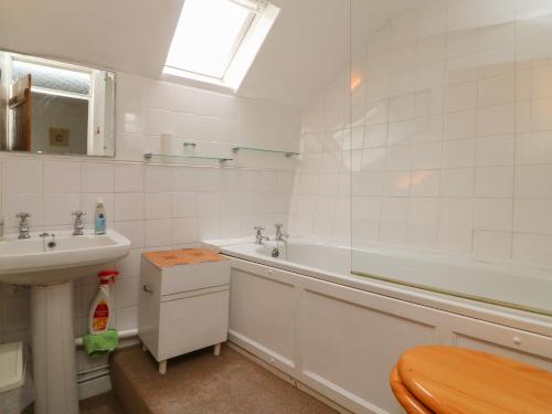 uma casa de banho com um lavatório e uma banheira e um lavatório em Damson Cottage em Bridgwater