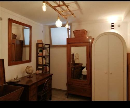 um quarto com uma mesa, um espelho e um armário em Green Empathy Studio Castel Gandolfo em Castel Gandolfo