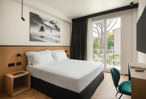 una camera d'albergo con letto e finestra di View Place & Spa a Numana