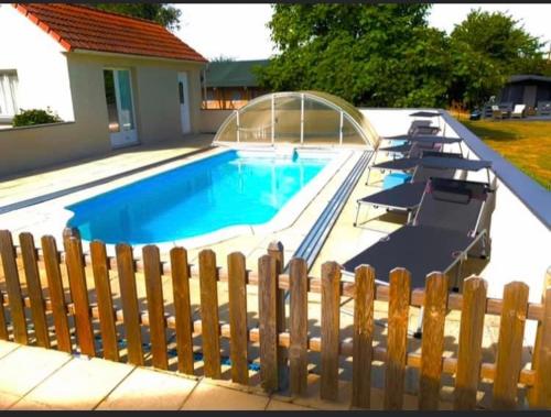 uma piscina com uma cerca à volta em La Papillon Glamping em La Châtre