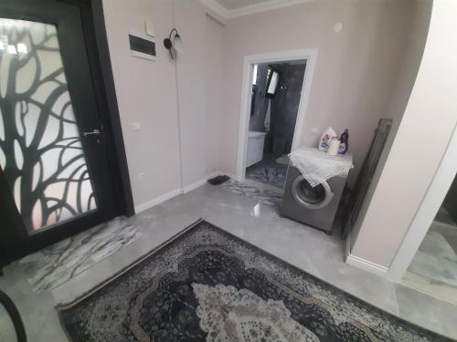 a bathroom with a toilet and a door and a rug at Müstakil villa in Trabzon