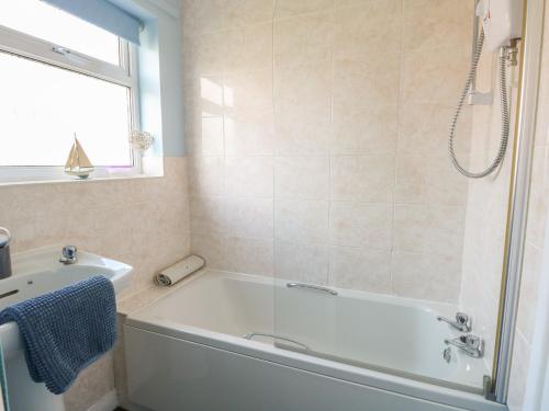 Et badeværelse på 41 Siesta Mar Chalet Park