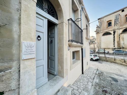 eine Tür zu einem Gebäude mit einem Schild darauf in der Unterkunft Re barocco Centro storico Scicli a 5 min dal mare in Scicli