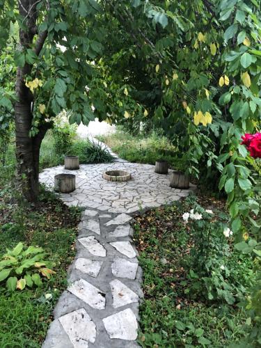 un sentiero in pietra in un giardino con albero di Драхтик a Yerevan