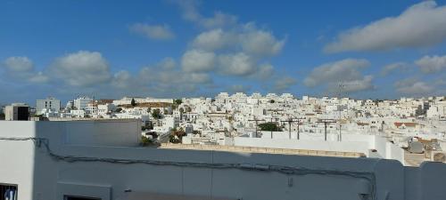 - une vue sur une ville avec des bâtiments blancs dans l'établissement Apartamento Juan, à Vejer de la Frontera