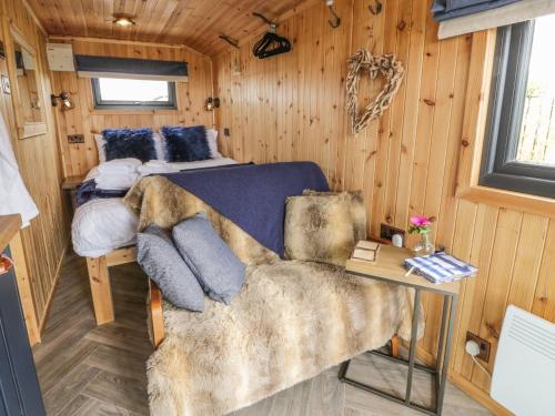 - une chambre avec un lit et une chaise dans l'établissement Greenacres Carriage, à Maybole