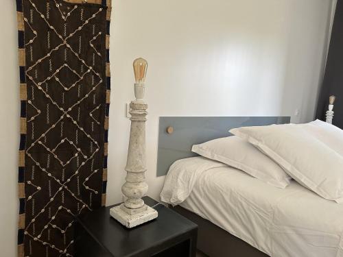une chambre avec un lit et une lampe sur une table dans l'établissement Hameau Les Gaties, à Saint-Germain-des-Champs