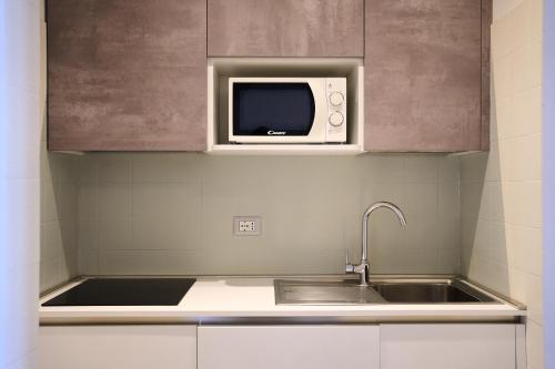 A kitchen or kitchenette at Appartamenti Residence Marcello-Piazza Torino-Lido di Jesolo