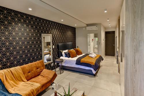Ένα ή περισσότερα κρεβάτια σε δωμάτιο στο Zimbali Lakes Boulevard Suites 218