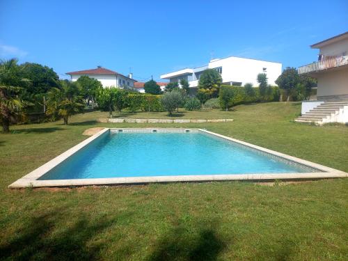una piscina en el patio de una casa en Quinta de Reiriz, en Monção