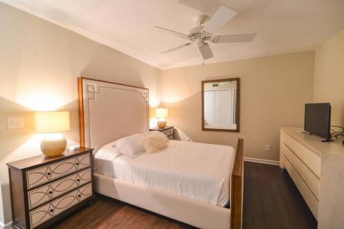 Postel nebo postele na pokoji v ubytování Mileys Place at Lake View