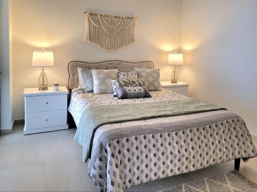 Ένα ή περισσότερα κρεβάτια σε δωμάτιο στο Seafront Luxury Condo in Rosarito with Pool & Jacuzzi