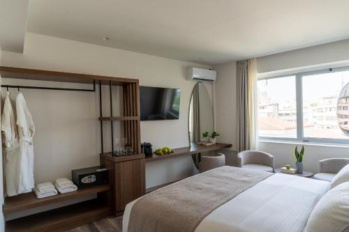 TV a/nebo společenská místnost v ubytování Athens Design Suites