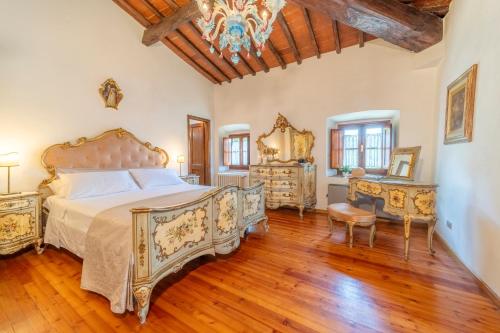 um quarto com uma cama grande e piso em madeira em Charming Florentine Hideout em Florença