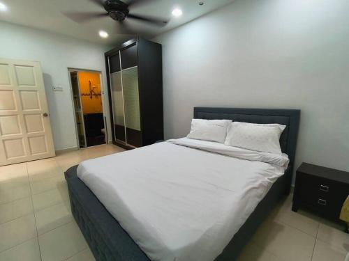 a bedroom with a large bed with white sheets and pillows at TheBliss8 八悦椋居 2R2B for 5-8pax in Melaka