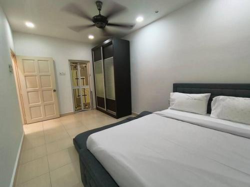 a bedroom with a large bed with a ceiling fan at TheBliss8 八悦椋居 2R2B for 5-8pax in Melaka