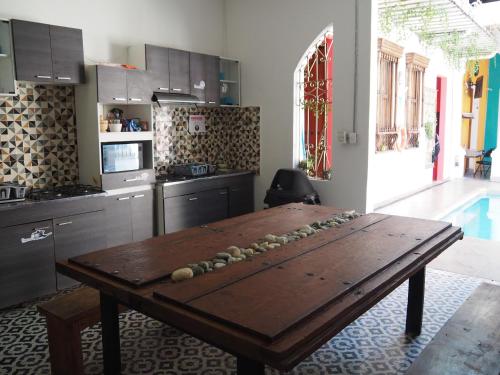 Kuchyň nebo kuchyňský kout v ubytování Baboon Hostel