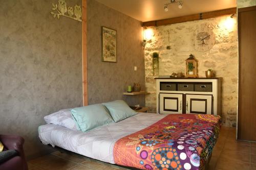 une chambre avec un grand lit dans une pièce dans l'établissement GRAND LOGIS DES CHOUETTES, 5 chambres, proche de Verdun et ses sites de la grande guerre, à Châtillon-sous-les-Côtes