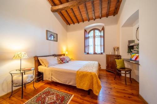 Postel nebo postele na pokoji v ubytování Charming Florentine Hideout