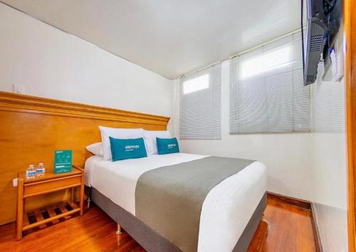 a bedroom with a large bed and a window at Ayenda Golden Empresarial in Pereira