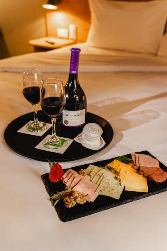 a tray with a bottle of wine and two glasses at Ibis Styles El Malecon Guayaquil in Guayaquil