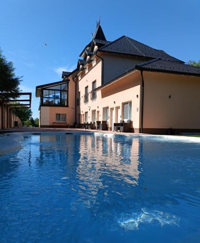 an empty swimming pool in front of a building at Navigator in Palić