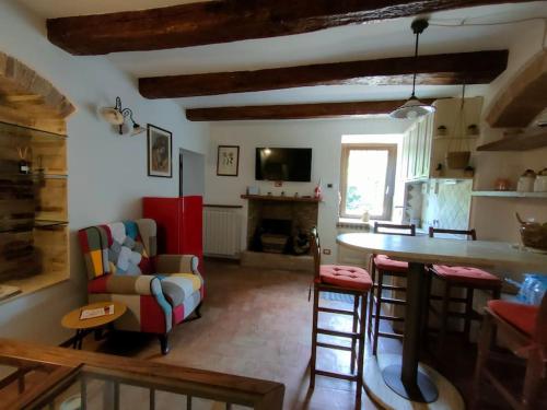 ein Wohnzimmer mit einer Küche sowie einem Tisch und Stühlen in der Unterkunft La Casa di Agnese in Spello