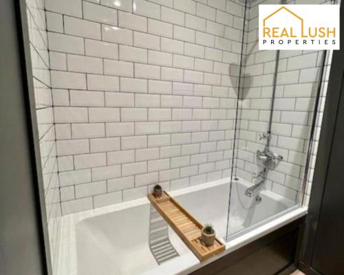Real Lush Properties - Spacious Four-Bedroom House, Ideal for Families & Contractors , Burton tesisinde bir banyo