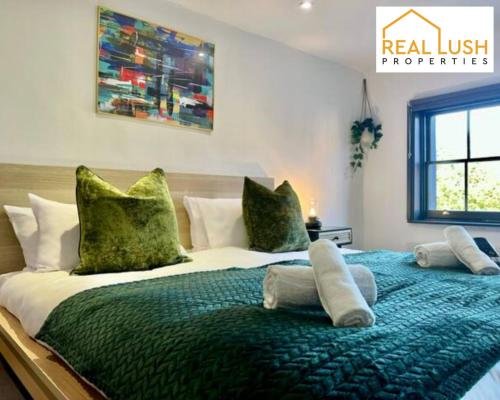 A bed or beds in a room at Real Lush Properties - Spacious Four-Bedroom House, Ideal for Families & Contractors , Burton