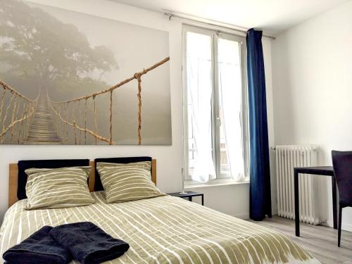 - une chambre dotée d'un lit et d'une peinture de pont sur le mur dans l'établissement Grande maison rénovée au calme aux portes de Paris, à Romainville